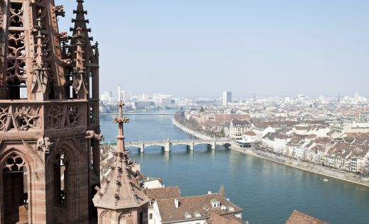 Basel mit Rhein und Br&uuml;cke