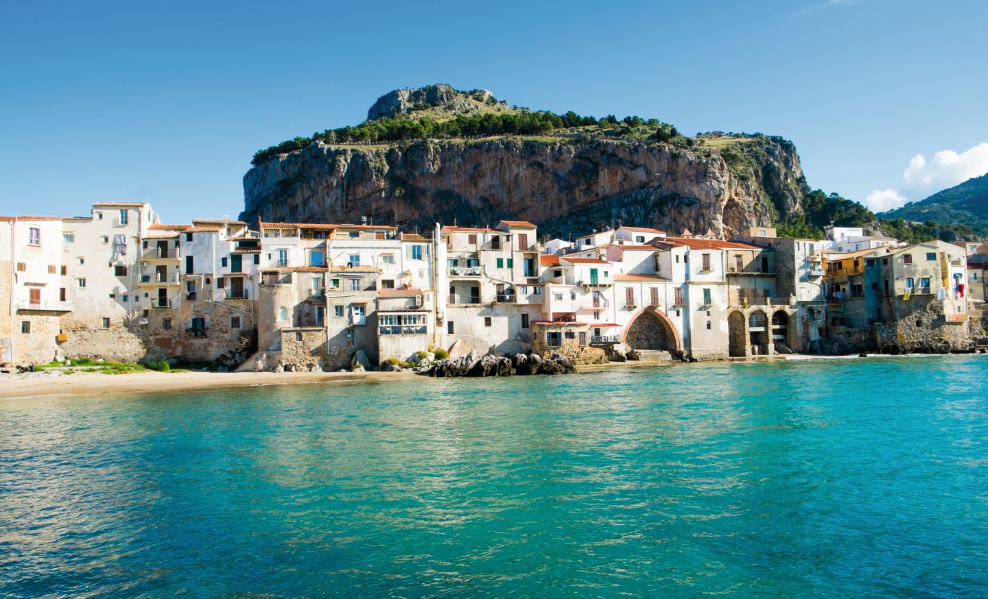 Cefalu, wei&szlig;e H&auml;user, Sizilien
