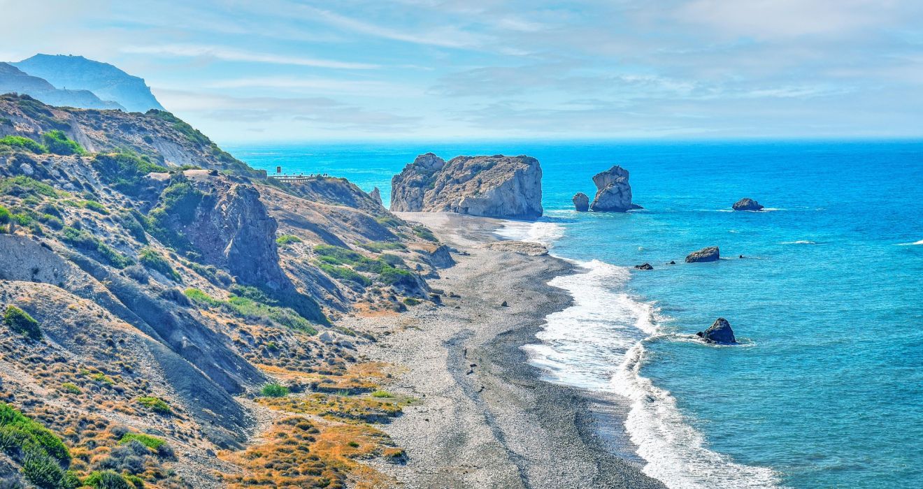 Blick auf den Felsen der Aphrodite vom nahegelegenen Hang