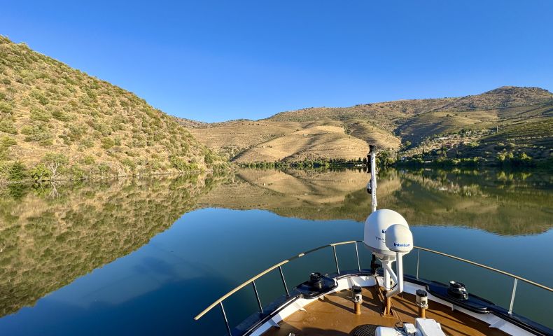 Flussschiff auf Rio Douro in Fahrt