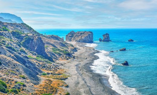 Blick auf den Felsen der Aphrodite vom nahegelegenen Hang