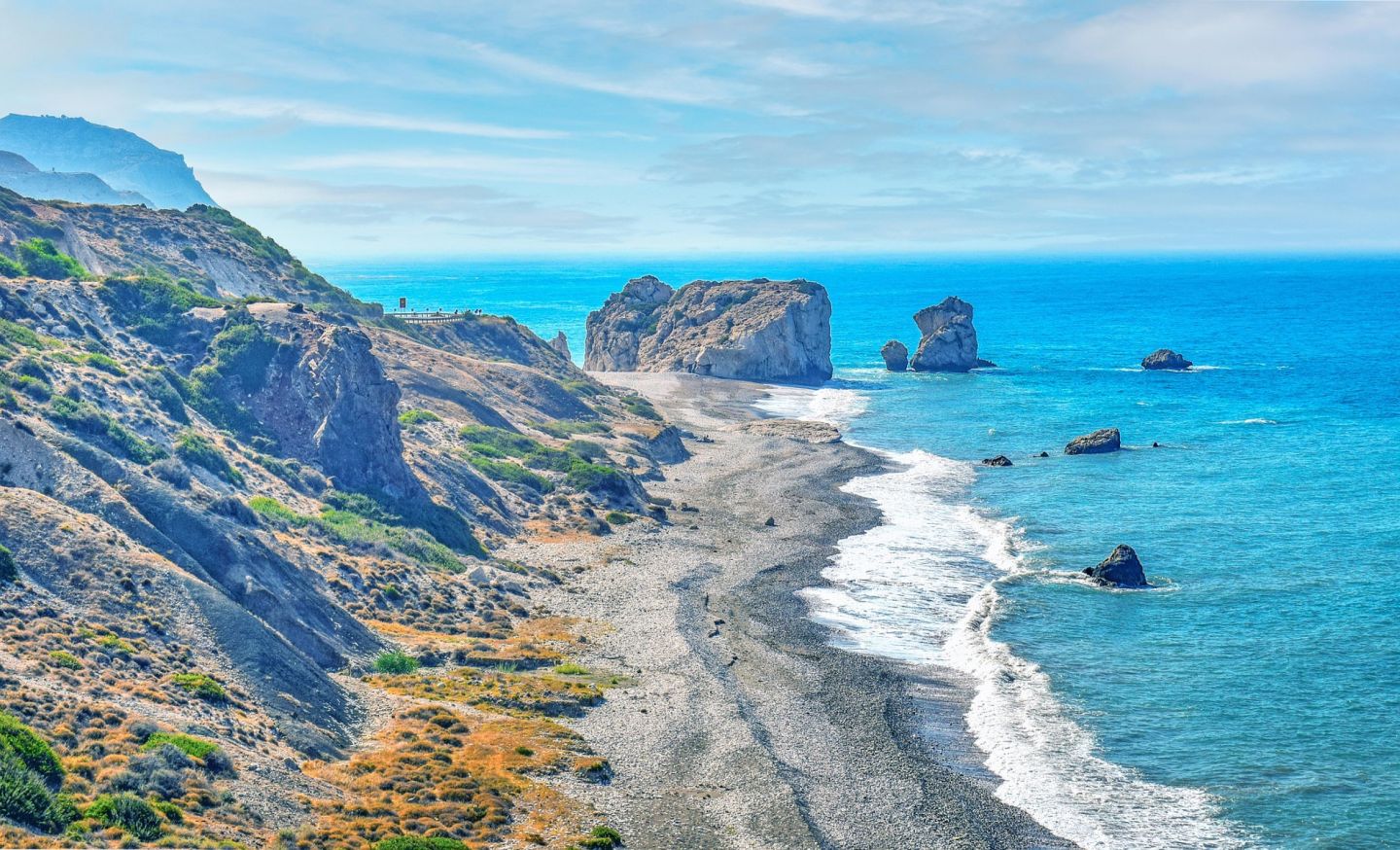 Blick auf den Felsen der Aphrodite vom nahegelegenen Hang