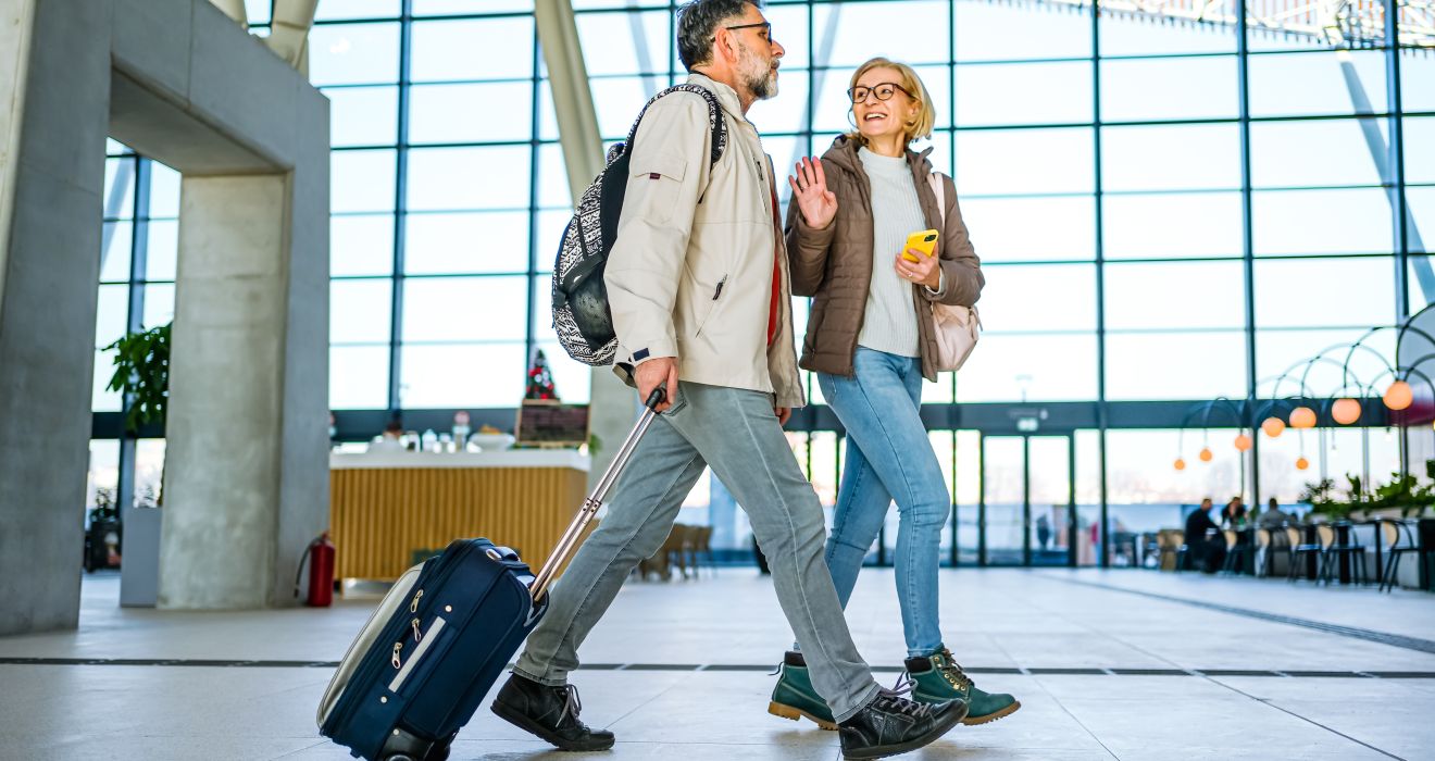 Paar am Flughafen