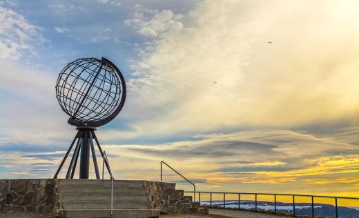 Nordkapkugel im Abendlicht