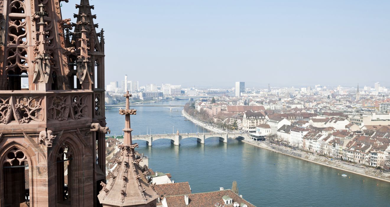 Basel mit Rhein und Br&uuml;cke