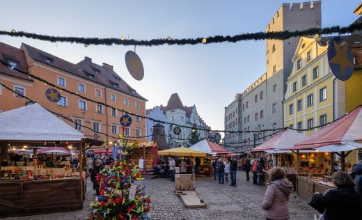 Christkindlmarkt in Regensburg bei Sonne