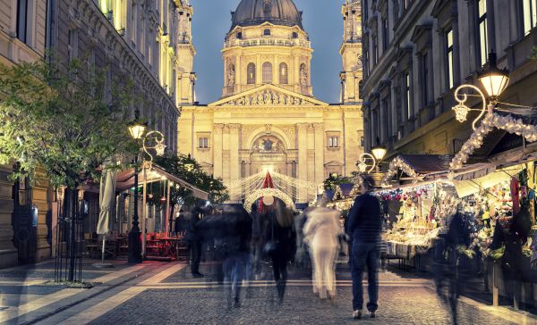 Weihnachtsmarkt mit Budapest